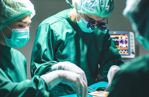 Médicos do sexo masculino e feminino na sala de cirurgia