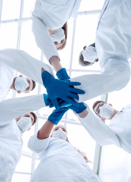 Médicos, e, enfermeiras, em, um, equipe médica, empilhando mãos