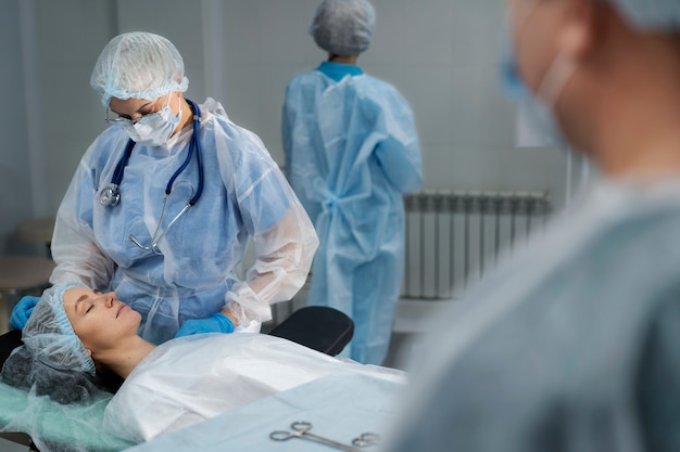 Foto médicos e paciente na sala de operação