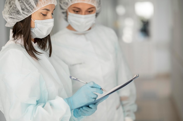 Foto médicos em trajes anti-risco no hospital