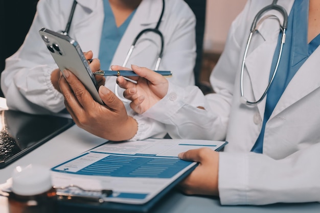 médicos y enfermeras teniendo una reunión informal en el comedor del hospital