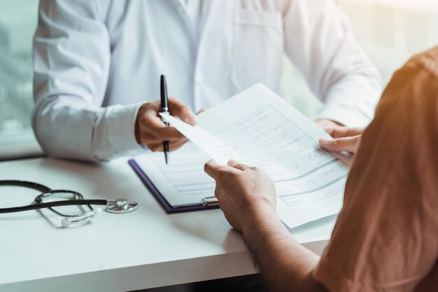 Los médicos entregan registros de pacientes en notas adhesivas y hablan con los pacientes sobre medicamentos y tratamiento