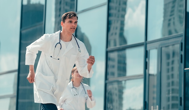 Médicos estagiários atendendo uma chamada para o paciente