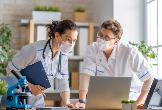 Los médicos están hablando. La gente trabaja en el consultorio médico.