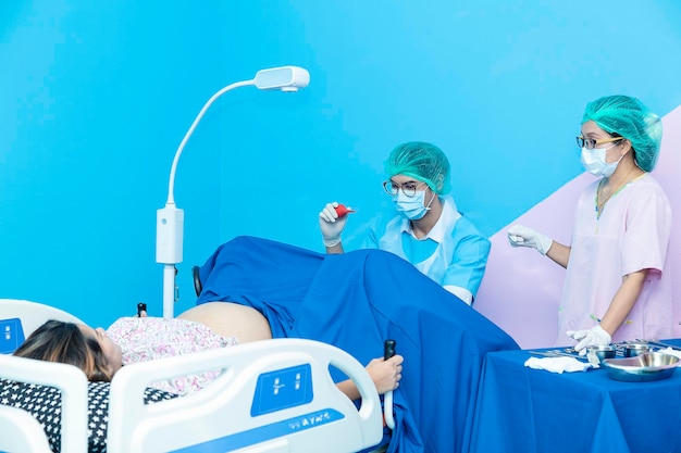 Médicos examinando a una mujer embarazada en el hospital