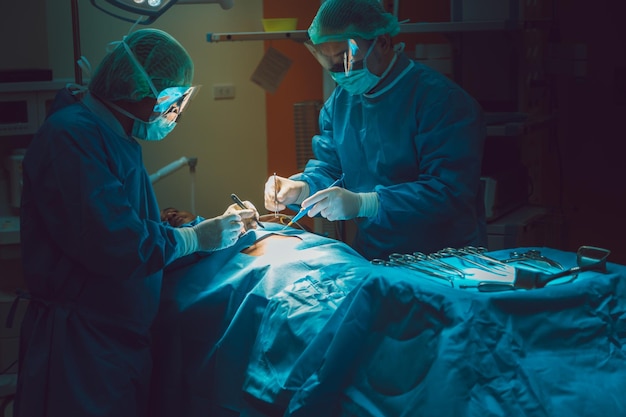 Médicos fazendo cirurgia de paciente na sala de cirurgia