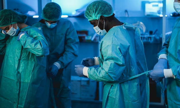 Médicos hombres trabajando dentro del hospital durante el brote de coronavirus