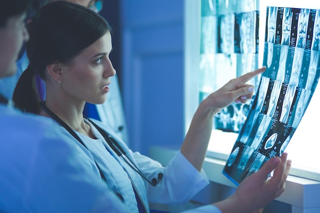 Médicos del hospital mirando radiografías en una sala de emergencias