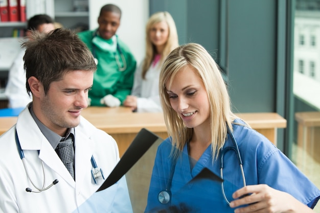 Médicos leyendo un documento en el hospital