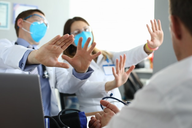 Los médicos en máscaras médicas no están de acuerdo con sus colegas.