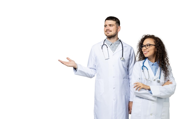 Médicos masculinos e femininos em uniforme branco isolados em fundo branco