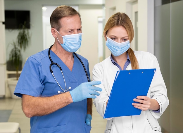 Foto médicos masculinos e femininos