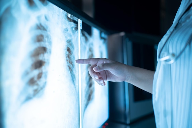 Médicos mirando algunos resultados de laboratorio en monitores en una oficina del hospital