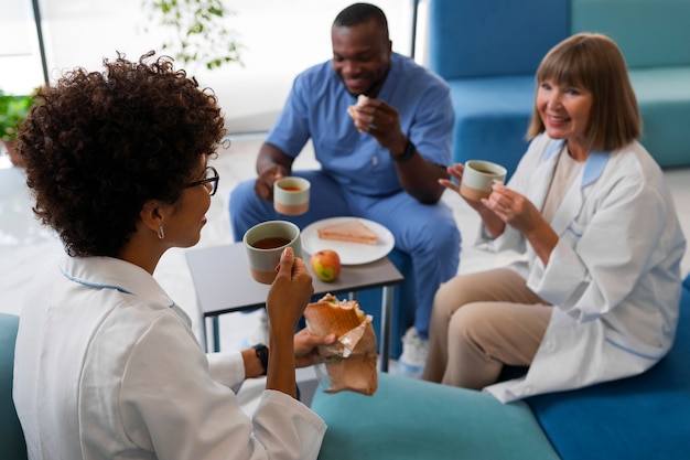 Foto médicos oftalmologistas fazendo uma pausa