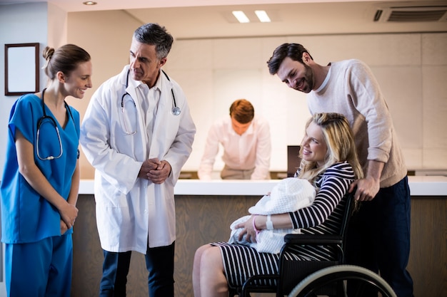 Médicos y pacientes interactuando entre sí.