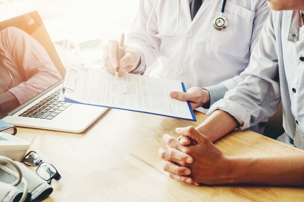 Foto los médicos y los pacientes se sientan y hablan.