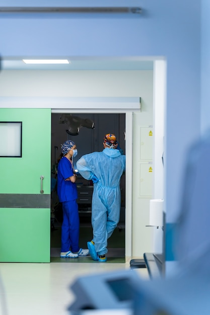 Médicos de pie en el pasillo hablando y mirando el papel. Trabajadores de la salud en la pandemia de Coronavirus Covid19