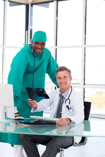 Médicos profesionales sonriendo a la cámara