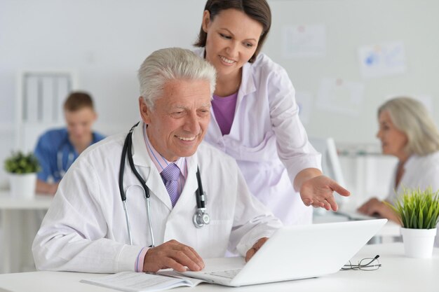 Médicos profesionales trabajando en gabinete.