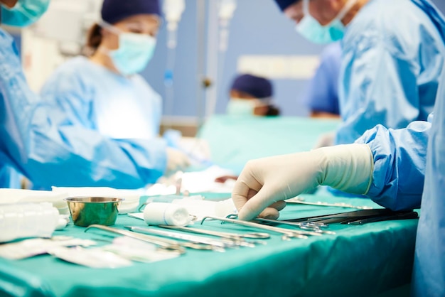 Foto médicos que operan a un paciente en la sala de emergencias