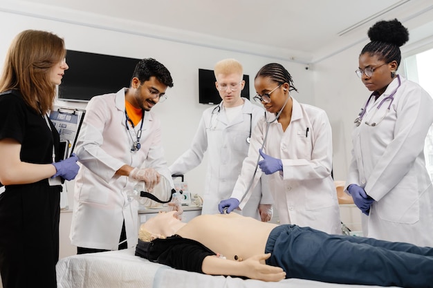 Médicos que realizan el procedimiento en el paciente
