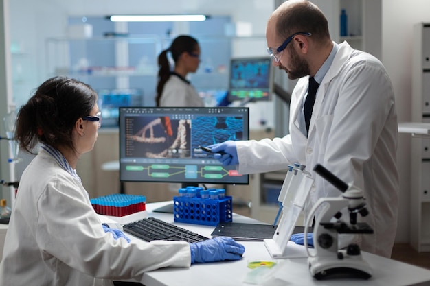 Foto médicos que trabajan en el hospital