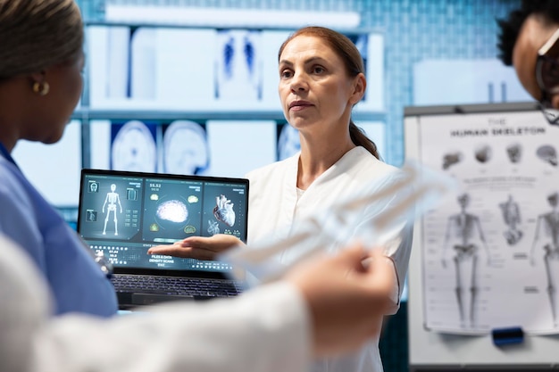 Médicos radiologistas analisando exames de cardiologia para detectar doenças cardíacas