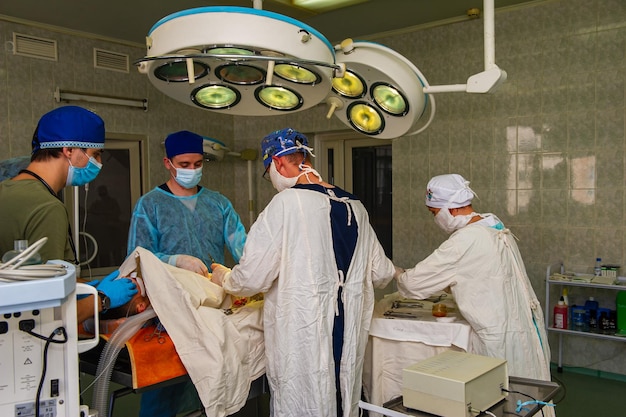 Foto los médicos realizan una operación en el quirófano