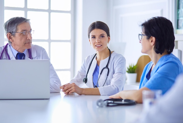 Médicos se consultando em uma sala de conferências de hospital