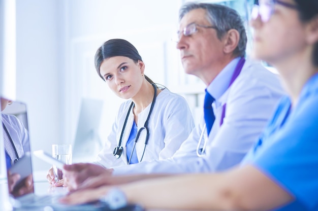 Médicos se consultando em uma sala de conferências de hospital