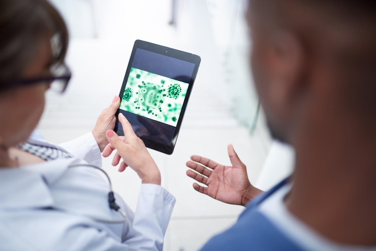 Foto médicos tabletas y personas con virus en el hospital para servicios médicos, medicina e investigación en línea, clínica de atención médica y hombre y mujer en tecnología digital para vacunas, bienestar, sitio web y diagnóstico.