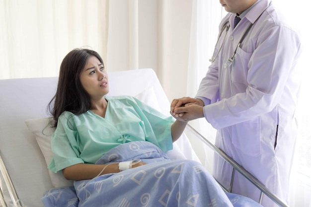 Los médicos se toman de la mano para animar a los pacientes en el concepto médico del hospital