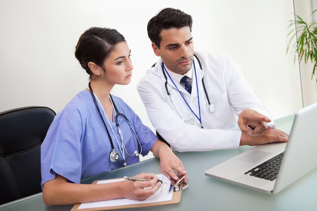 Médicos trabajando con un cuaderno