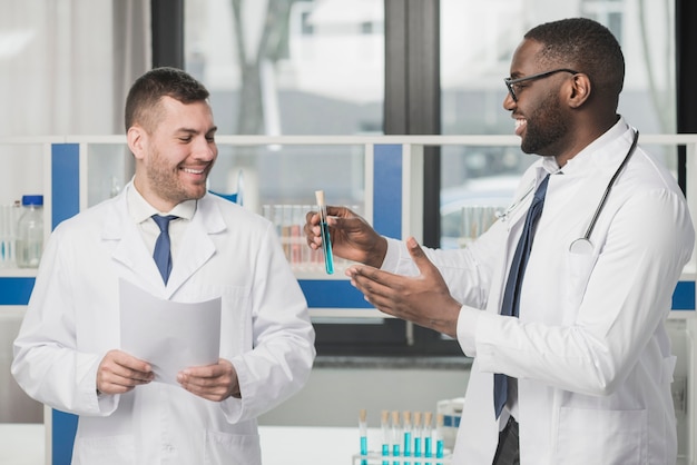 Foto médicos con tubo de ensayo