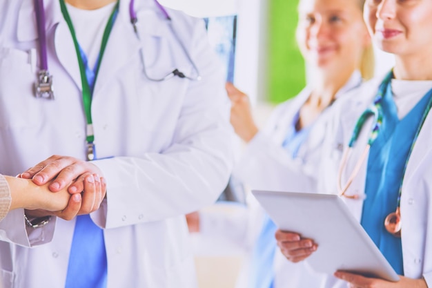 Foto médicos usando um tablet no hospital em pé no escritório