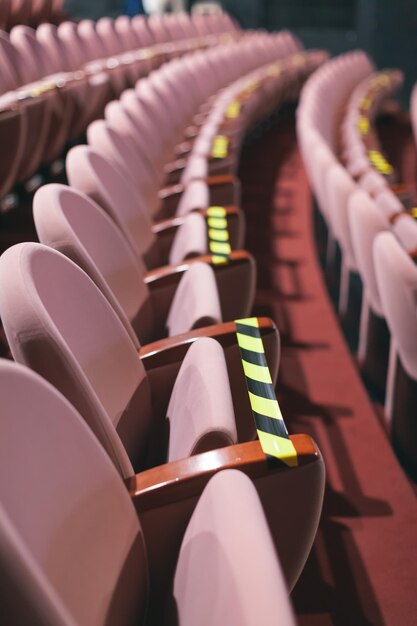 Foto medidas de corona nos assentos do teatro