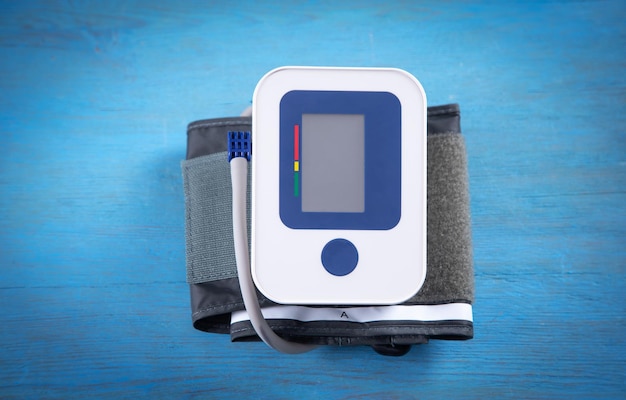 Medidor automático de pressão arterial em fundo azul
