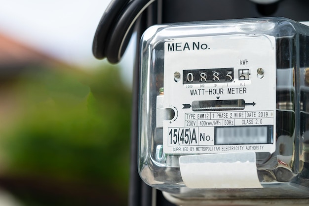 Medidor de energia elétrica para custo de energia em casa e conceito de célula solar de escritório