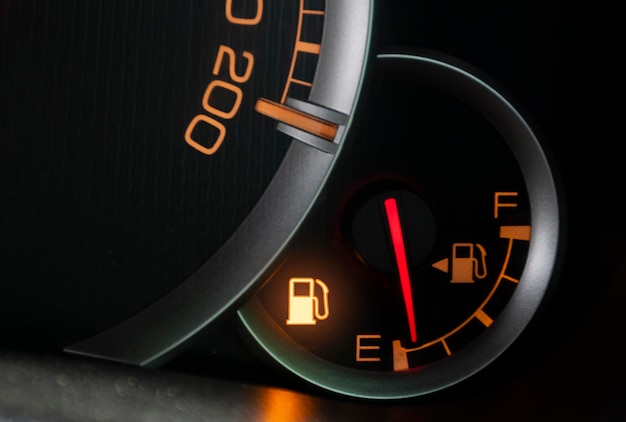 Foto medidor de nível de óleo mostra ícone de aviso de baixo combustível no painel do carro