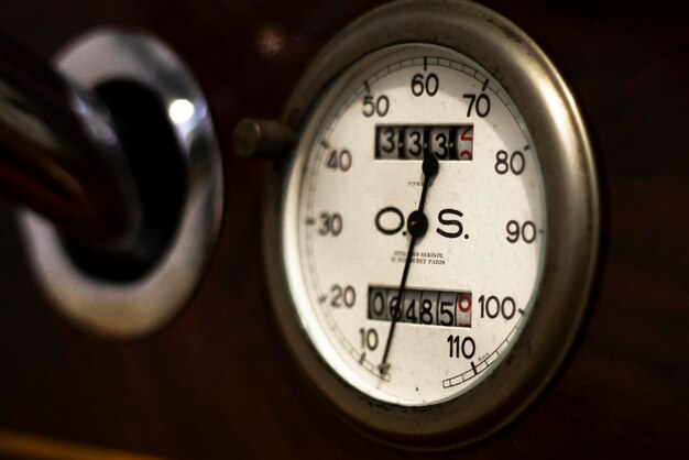 Foto medidor de velocidade no painel de um carro velho