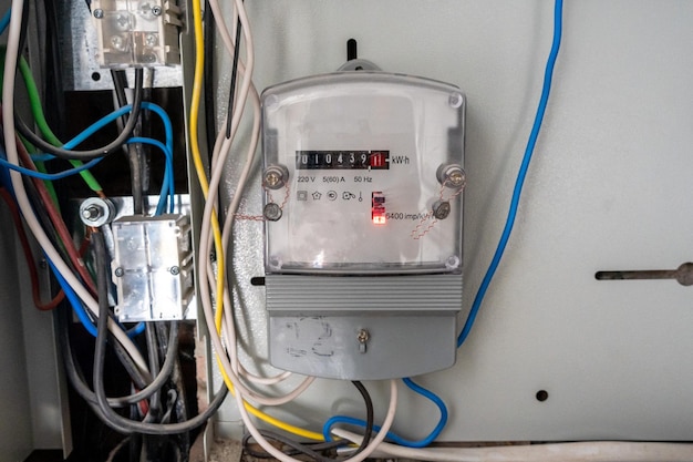 Medidor eléctrico con muchos cables Facturas de reparación residencial