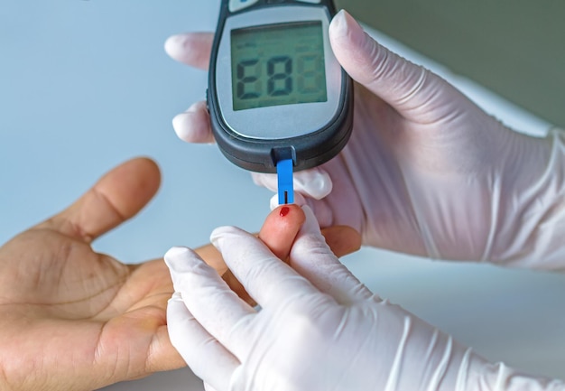 medidor de glucosa en la sangre el valor del azúcar en la sangre se mide en un dedo