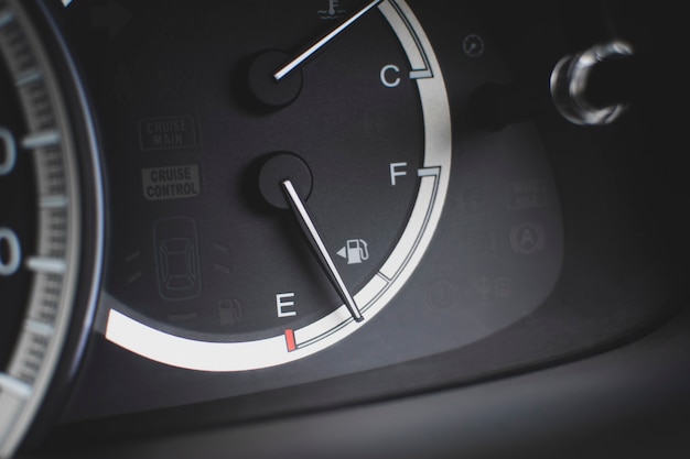 Medidor indicador de gás combustível no painel dentro do carro