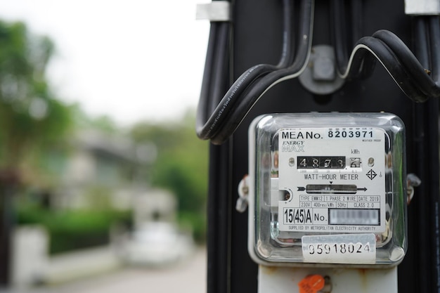 Foto medidor de potencia de medición eléctrica para el costo de la energía en el hogar y la oficina