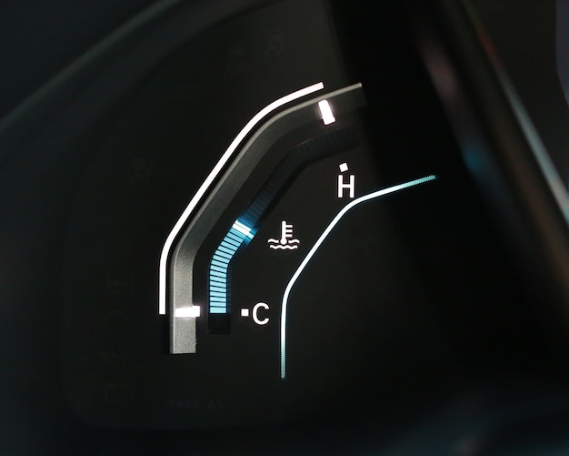 Medidor de temperatura digital en el tablero del automóvil