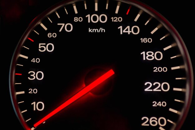 Medidor de velocidad en un automóvil Tablero de instrumentos del automóvil Detalles del tablero de indicadores con lámparas de indicación Tablero del instrumento del automóvil Tabler o de instrumentos con medidor de velocidad Detalles del interior del automóvil