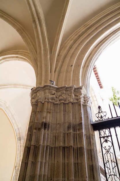 medieval, Claustro de la Catedral de Toledo en España