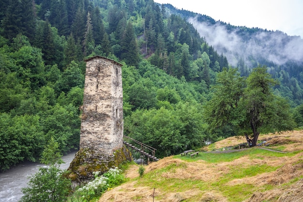 La medieval Svan Love Tower en el río Enguri, Kala village, Samegrelo-Zemo Svaneti, Georgia.