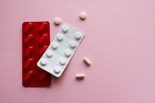 Medikamentenkapseln und Tabletten auf dem Tisch