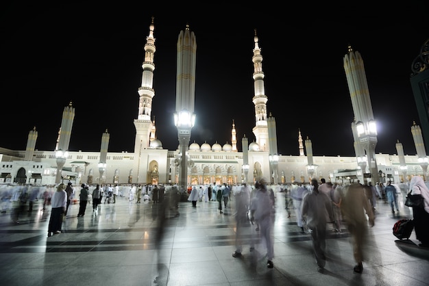 Medina-Moschee in der Nacht